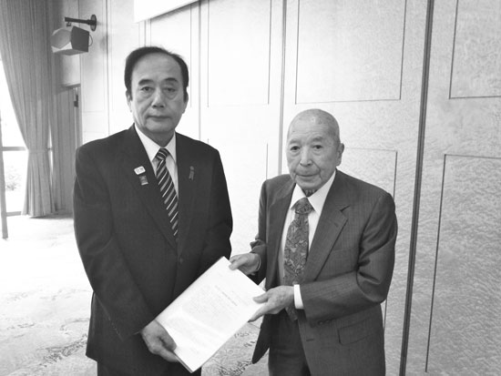 上田知事（左）に要望書を手渡す倉持会長