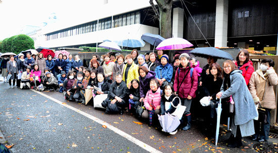 東京高裁前に中央女性運動部と18都府県連の女性が集まり、要請行動を行った（12月6日・東京）