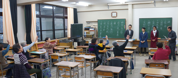 神戸市長田区の湊川高校でとりくまれているいきいき識字教室の識字性と交流したPHD協会の留学生（2月6日・神戸市）
