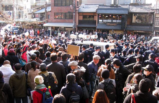 京都府警が護衛して４人がヘイトデモ。講義する市民が包囲した（3月9日・京都市）