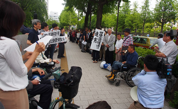 仙台地裁の５・28判決にたいし被害の全面回復を求めて議員会館前でおこなわれた路上集会（6月5日・東京。日本障害者協議会提供）
