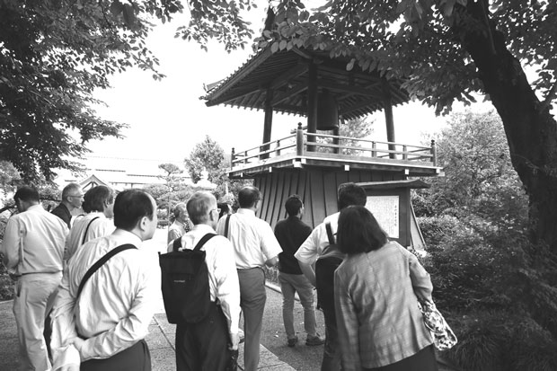 世良田村事件で襲撃合図の梵鐘を打ったという普門寺の鐘楼も視察（7月3日・群馬県太田市）