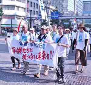 開会総会の前に、折り鶴平和行進をおこなう参加者（8月4日・広島市）
