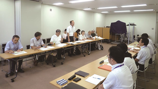 東京法務局（右）に要望をおこなう都連の参加者（8月21日・東京）