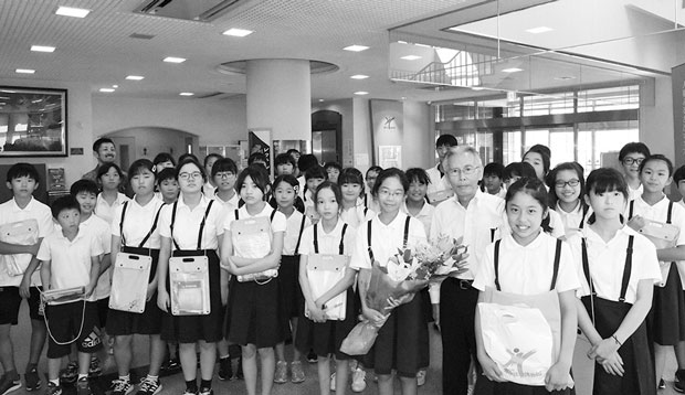小学校の一行44人がセレモニーで記念撮影（9月6日・奈良県御所市）