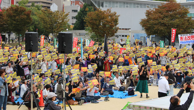「９条改憲ＮＯ！」などと書かれたポテッカーを掲げる参加者（11月3日・大阪市）