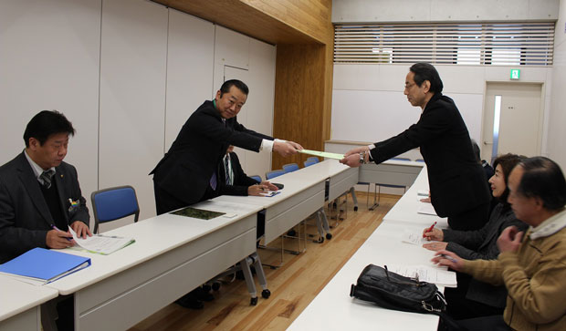 森田部長（左）から回答を受け取る冨田代表（右）（2月26日・兵庫県芦屋市）