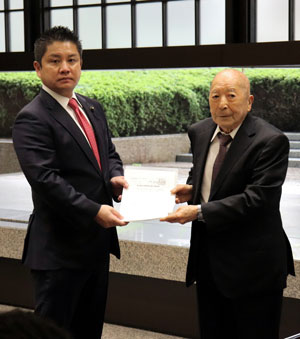 田村琢実・埼玉県議会議長（左）に要請（10月23日・さいたま市）