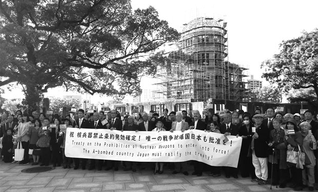 原爆ドーム前で「核兵器禁止条約批准50カ国を祝い、さらなる前進を誓う会」が記念撮影（10月24日・広島市）