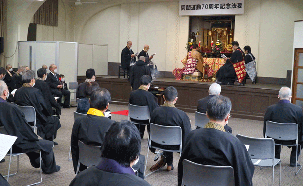 顕道会館で５人の代表によりとりおこなわれた記念法要には西島書記長も参列（2020年12月10日・京都市）