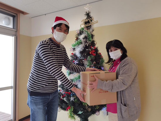 サンタクロースに扮し、施設に「食」のプレゼントを届けた（昨年12月19日・大阪市）