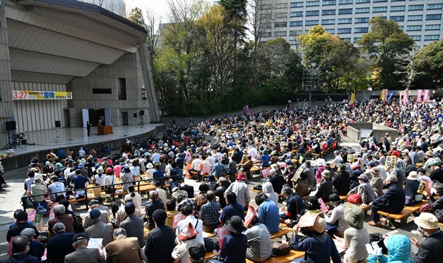 人数制限のなかで日比谷野音に集まった参加者（3月27日・東京）