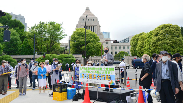 日本国憲法施行74年を迎え、国会正門前で憲法集会をひらき、オンライン中継もおこなった（5月3日・東京） 