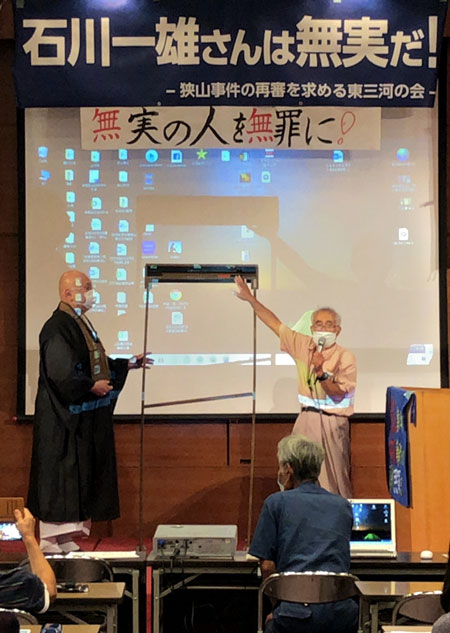 石川さんの家のカモイの模型を使い、被害者のものとされる万年筆の「発見」のおかしさを確認した（6月26日・愛知県豊橋市）