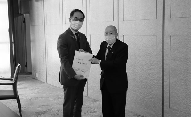 倉持会長が大野県知事（左）に要望書を手渡した（10月21日・さいたま市）