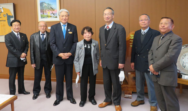 福田知事（左から３人目）と栃木県連の役員（1月6日・栃木県宇都宮市）