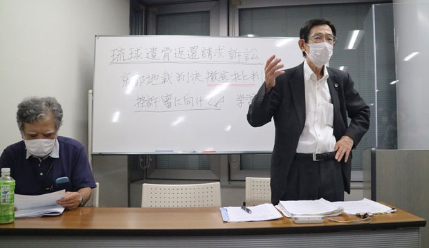 丹羽弁護団長が地裁判決の問題点と控訴審方針を示した。左は崎浜盛喜さん（8月24日・大阪市） 