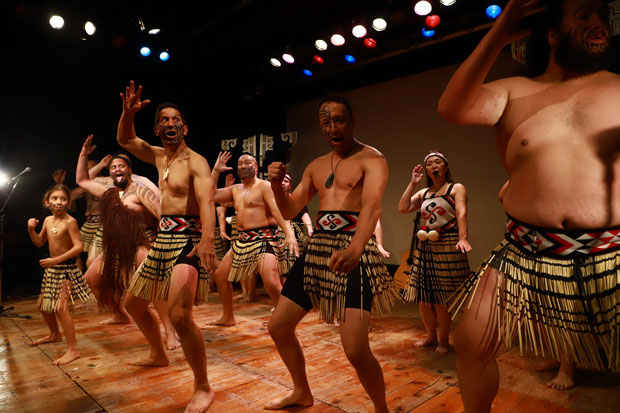 ニュージーランドの先住民族マオリのパフォーマンス・グループ「ナ・ファ・エ・ファ」がハカ（力強い踊り）などを披露した（2023年11月25日・横浜市）
