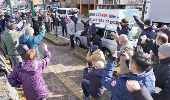 訴状の提出にあたり、新潟地裁の横で激励集会をひらいて、県内外から60人が結集、勝利への闘いを誓い合った（1月24日・新潟市）