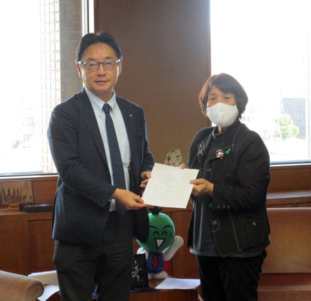 中原県連執行委員長が後藤田知事（左）に要請書を手渡した（2023年12月13日・徳島市）