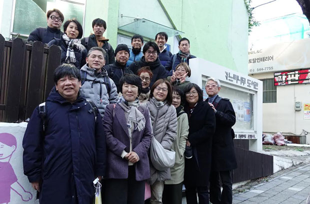 住民グループが「希望の世の中」のとりくみで地域住民らが集える場をと建てたケヤキ図書館前で記念撮影（2023年11月18日・韓国釜山広域市）