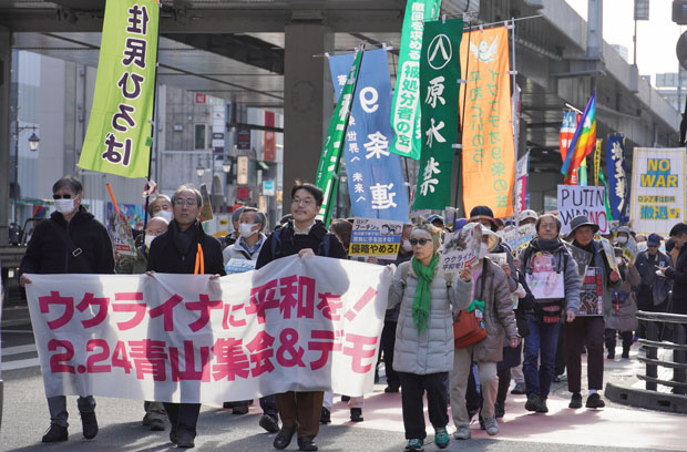 ウクライナからのロシアの即時撤退を訴え、六本木へとデモ行進（2月24日・東京）