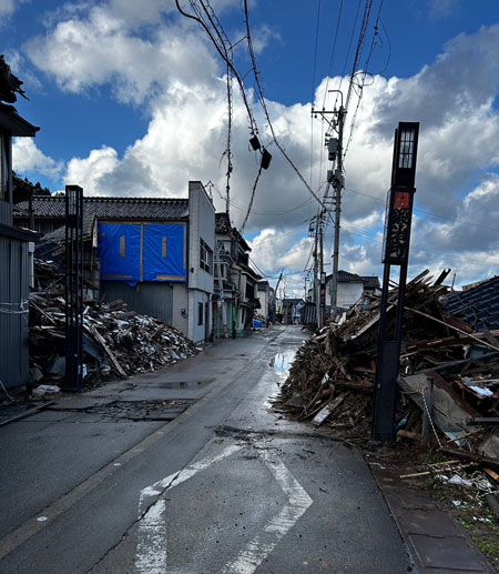 いまだ道路にがれきが残るところもあった（3月8日・石川県珠洲市）