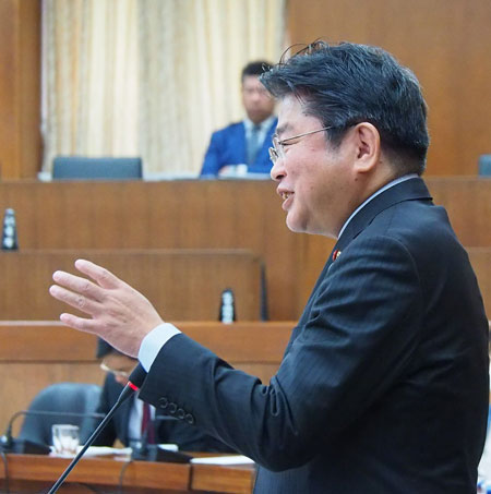 迅速な対応の必要性を強調し質問をおこなう立憲民主党の吉川元・衆議院議員（4月18日・東京）