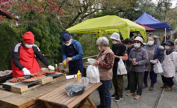 炭火で焼いたフランクフルトの前には長蛇の列ができた（4月18日・石川県珠洲市） 

