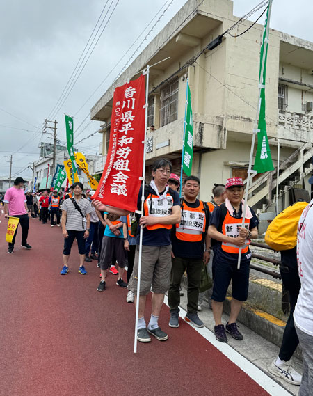 平和を訴えながら歩いた（5月18日・沖縄県宜野湾市）