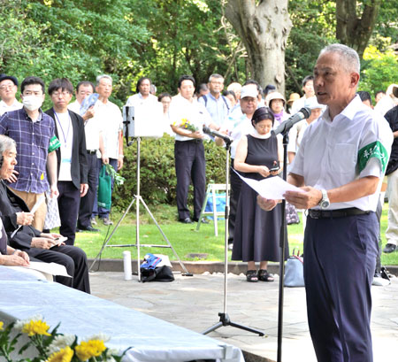 「平和への誓いと慰霊のことば」を読みあげる染裕之・平和フォーラム共同代表（8月15日・東京）