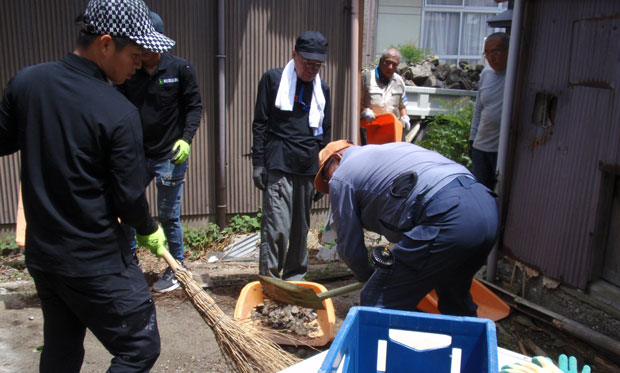 ブロック塀など倒壊したガレキ撤去の野外作業に汗を流した（7月18日・石川県珠洲市）