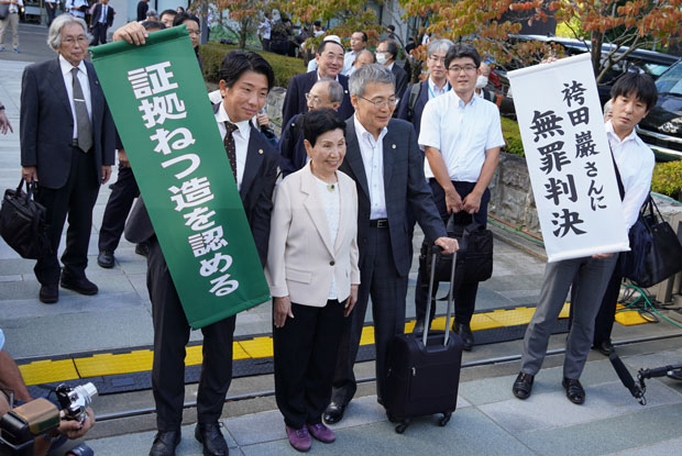 再審無罪判決をかちとり、静岡地裁前で笑顔を見せる袴田ひで子さん（9月26日・静岡市）