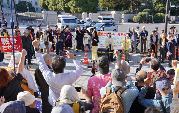 日本国憲法公布78年に国会前に2300人が結集し、とりくみを誓い合った（11月3日・東京）