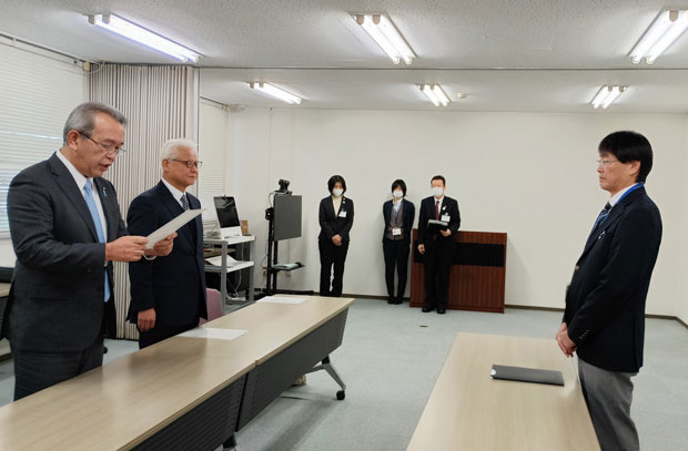 妙高市の市長と教育長連名の要望書を手渡した（2024年12月12日・新潟県上越市）