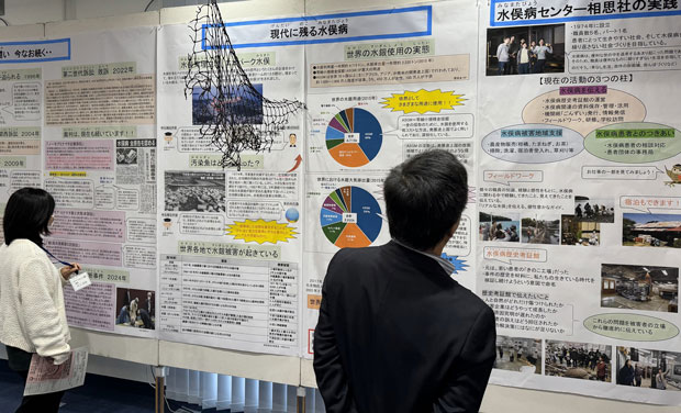 多くの参加者が展示を見学した（2024年11月15日・高松市）