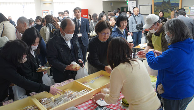 「朝来の肉飯」や手作りキムチ、パンなどが並んだ（2024年12月5日・神戸市）