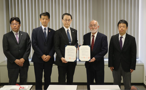 リバティおおさかと大阪公立大学との間で資料移管への基本合意書を交わし、記念撮影（4月24日・大阪市）