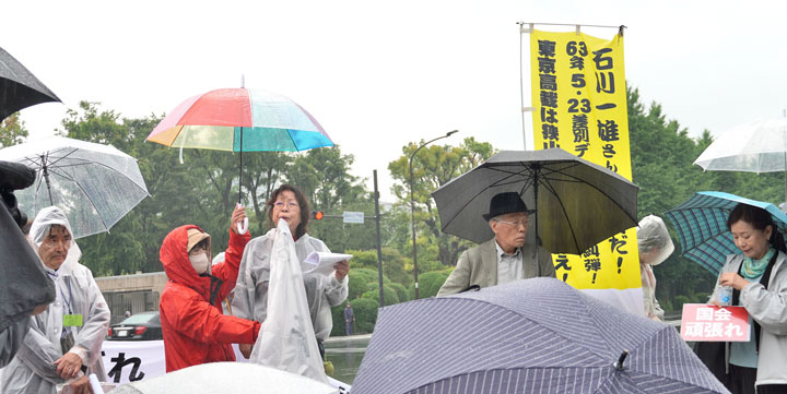 雨の中、国会前で訴える石川早智子さん（6月23日・東京）