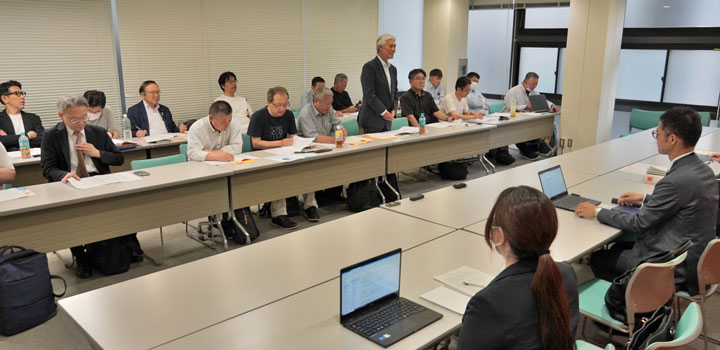 就職差別の撤廃に向けてしっかりととりくみを、と訴える安田中央労働政策運動部長（5月22日・東京）