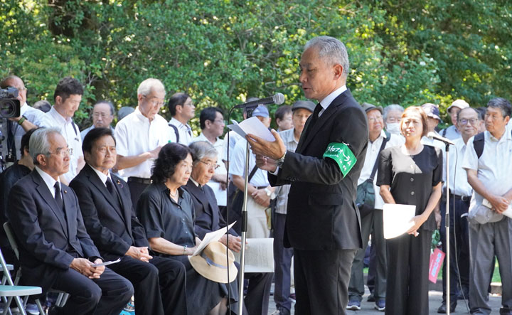 「平和への誓いと慰霊のことば」を読み上げる染裕之・平和フォーラム共同代表（８月１５日・東京）