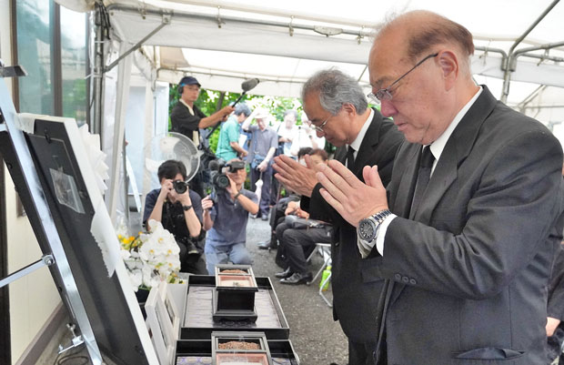 石川一雄さんの初盆供養で焼香する片岡明幸・埼玉県連委員長（写真奥）と西島中央執行委員長（８月１１日・埼玉県狭山市）
