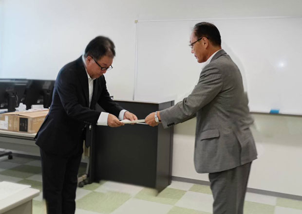 要望書を手渡し、速やかな対応をと求めた（７月30日・新潟県南魚沼市）