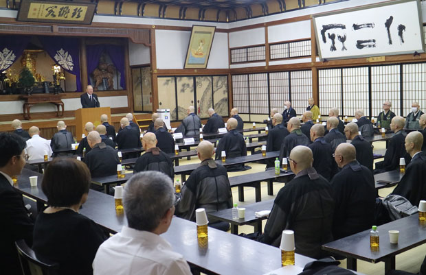 法会後、西島委員長は狭山事件の石川一雄さんの急逝と妻の早智子さんによる第４次再審請求申立て、「再審法」改正を含むとりくみの現状などを中心に報告した