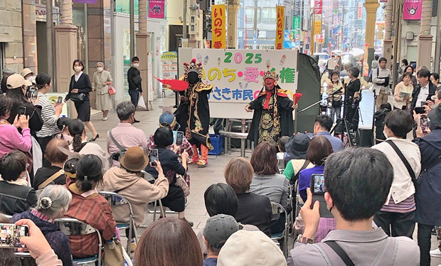 繁華街を行きかう人々ににぎやかにメッセージを発信した（11月8日・長崎市）