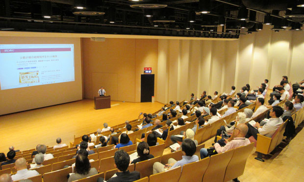 東京を離れた初のピーススクール２日目に「人権」の課題で講演した中村修司・県連委員ネット上の差別にたいし取り組む佐藤佳弘さんが「情プラ法」を中心に解説した（10月1日・神奈川県藤沢市）あ長（10月4日・広島市）