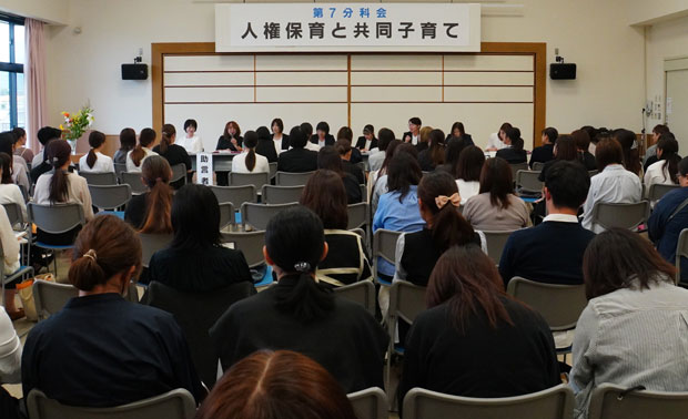 ８分科会で16本の実践報告があり、活発な意見交換や実践交流にとりくんだ（10月19日・香川県丸亀市）