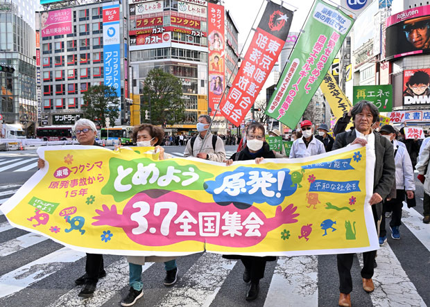 反原発を訴え渋谷のスクランブル交差点をデモ行進する東京都連の参加者（3月7日・東京）