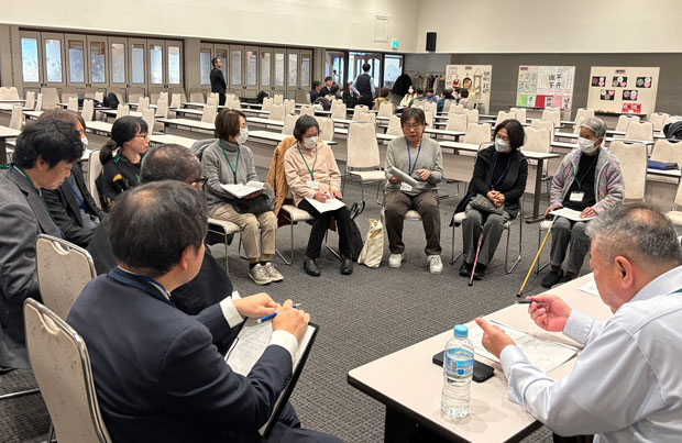 分散会では日頃の活動などを語り合った（2月1日・和歌山県白浜市）