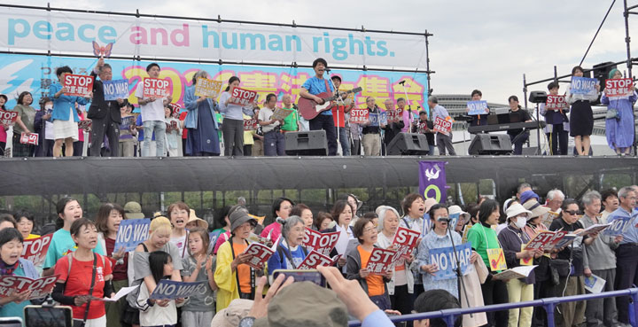 日本国憲法を生かし、平和、命、暮らし、人権を守ろうと５万人が声をあげた（5月3日・東京）